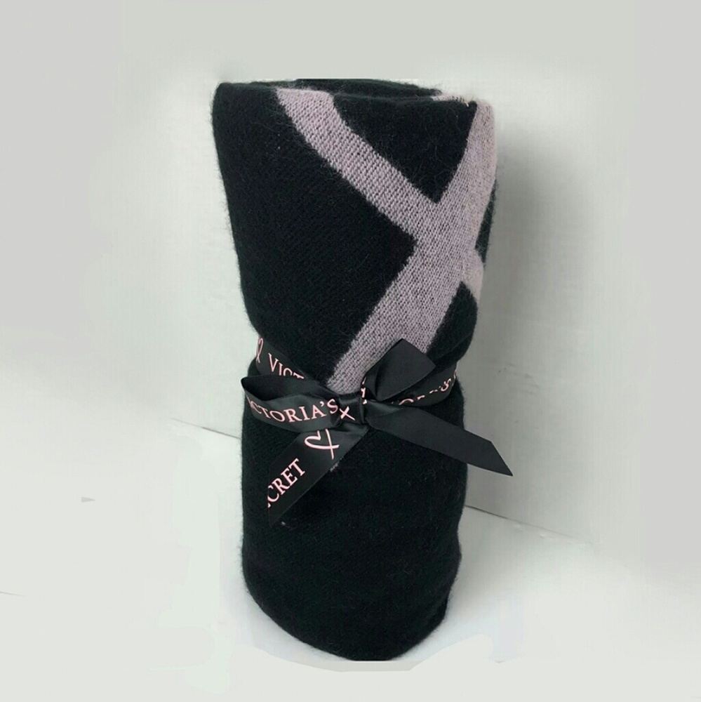 Valentine's Gift! New Victoria Secret Blanket Wrap Throw VS Pink Heart - Picture 5 of 7